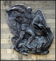 Дракон и архангел Михаил— металлический барельеф на стене одной из лютеранских церквей в Питтсбурге