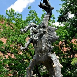 Вавельский дракон. Скульптура в полный рост