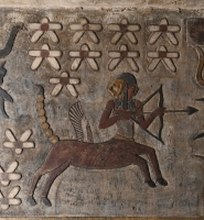Стрелец. Барельеф из храма Эсны на западном берегу Нила, недалеко от города Луксор, Египет